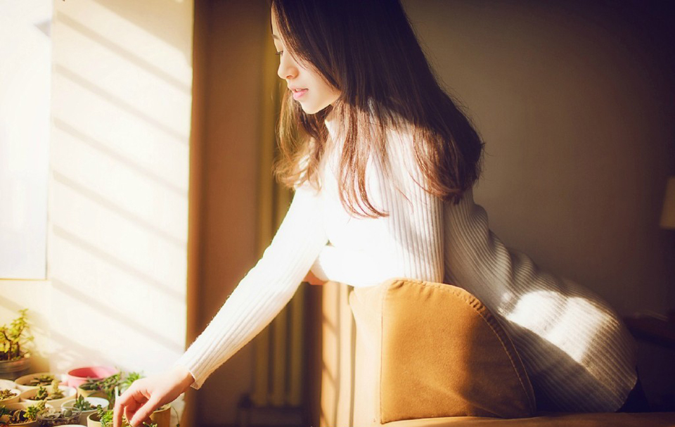 “不成功，便成仁。”吕布默默地点了点头，看了贾诩一眼，叹了口气：“虽然无法认同，至少我们做不到，但这种人，的确让人敬佩，传我命令，让礼部在周瑜葬礼之上，送一份礼物过去，表达一下我军对周瑜的敬意。”